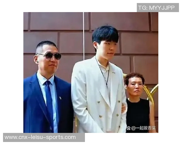 杨瀚森父母携手启程赴美全力支持儿子参加NBA选秀大会